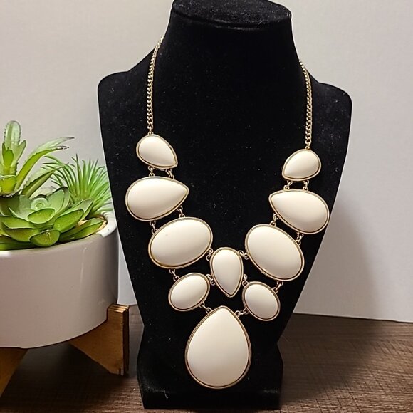 Unbranded White & Gold Tone Beaded Bib Necklace Ladies Vintage Statement Dressy - Picture 1 of 5